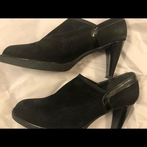 Stuart Weizmann black suede boot/shoes